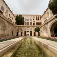 ۱۰۰ متر طبقه اول قدیمی با پارکینگ لوکیشن بی نظیر
