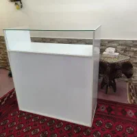 میز جلو مغازه بزرگ