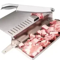 کارگر قطعه بندی مرغ و قصاب گوشت فروش