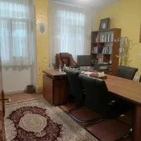 میز و صندلی مدیریت و میز کنفرانس همراه سه صندلی