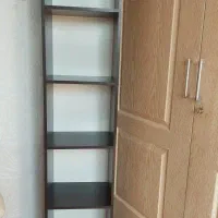 تخت خواب و میز و کتابخانه