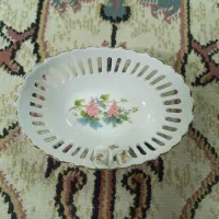 دیوار کوب چینی و تعدادی ظروف دکوری