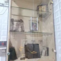 ویترین دیواری شیشه ای