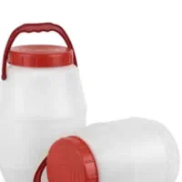 تعدادی دبه ماست.. شیشه ونان خشک
