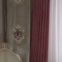 کنار پرده و کتیبه