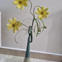 گلدان به همراه گل مصنوعی