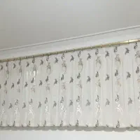 پرده کتان در حد نو و جالباسی ایتاده فلزی
