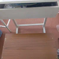 میز مطالعه جا کتابی هم داره در حد نو هس