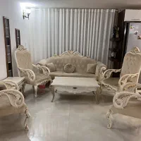 مبل سلطنتی 7 نفره با میز جلو مبلی و سه میز عسلی.
