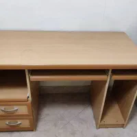 میز تحریر و کامپیوتر