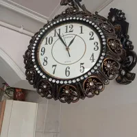 یک عدد ساعت دیواری
