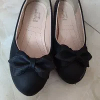 تعدادی کفش دخترانه و پسرانه