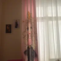 کنار پرده با روتختی