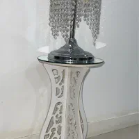 اباژور کریستالی همراه با میز چوبی