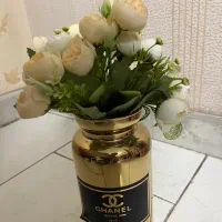 گلدان اکسسوری و دو دسته گل مصنوعی