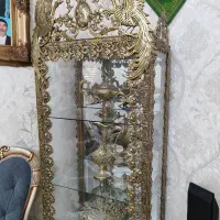 ویترین برنجی به همراه دکوراسیون