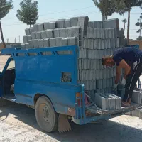 کارگر برای تخلیه و بارگیری بلوک