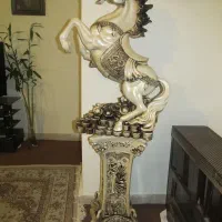مجسمه اسب و‌ پایه