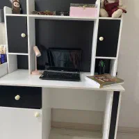 میز تحریر و کتابخونه