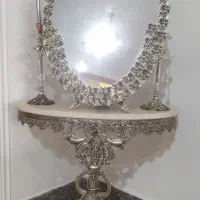 آیینه و کنسول و دو شمعدان