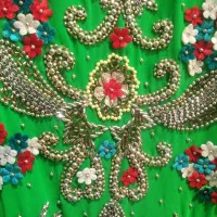 چهار متر پارچه مجلسی که به صورت پنل هست وسنگدوزی