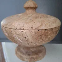 یک جفت شکلات خوری سنگی درب دار