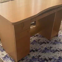 میز تحریر‌ و کامپیوتر