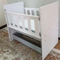 تخت کنار مادر