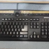 کامپیوتر همراه میز و لوازم