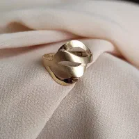 میخوام در طلافروشی شاگردی کنم.