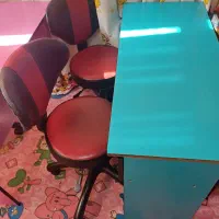 تعدای میزوصندلی به فروش می‌رسد