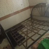 ی عدد تخت دونفره بدون تشک و ی میز تلویزیون