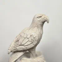 مجسمه عقاب با سنگ