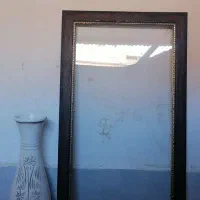 یک قاب عکس وگلدان شیک، ومیزتلویزیون بفروش میرسد