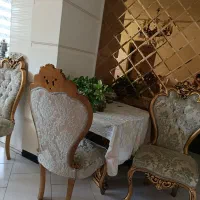 میز گرد چوب راش همراه ۲ صندلی سالم و تمیز