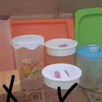 تعدادی ظروف پلاستیکی