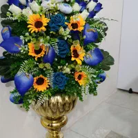 گلدان طلایی با گل های رنگی