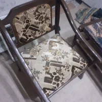 تعدای میز و صندلی