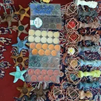تعدادی شمع و جا شمعی