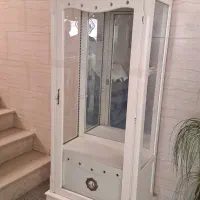 ویترین رنگ سفید مناسب برای آرایشگاه و منزل