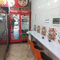 ساندویچ زن و نیروی ساده جهت کار در ساندویچی