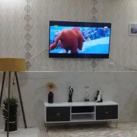 یه عدد میز تیوی به همراه گنجه و ساعت جاکفشی