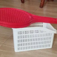 سبد میوه و راکت تنیس