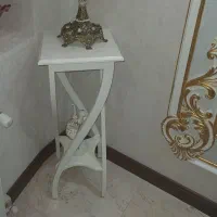 میز  کنار سالن چوبی سفید