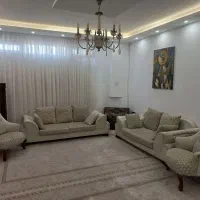 مبل چستر راحتی همراه با میز عسلی