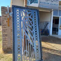 درب حیاط وپنجره