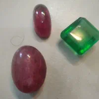 نگین زمرده و راف یاقوت و مهره سه پوسته