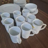 تعدادی ظروف چینی ساده هتلی سفید