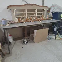 میز آهنی سالم و بدون زنگ زدی با صفحه