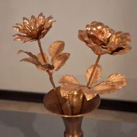 یک گلدان مسی ودو شاخه گل مسی